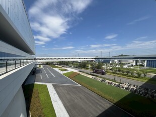 现代化机场跑道全景