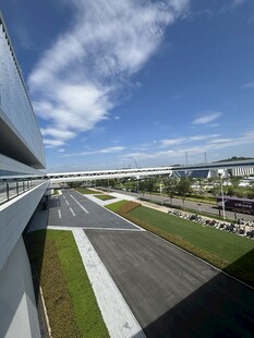 俯瞰赛道与周边建筑景观