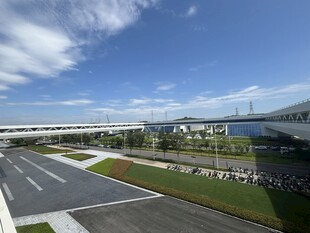 宽阔机场跑道与晴朗天空