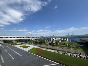 宽阔公路旁的美丽景致