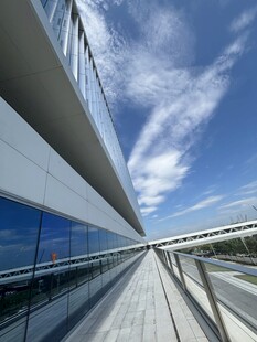 现代建筑外观与开阔天空