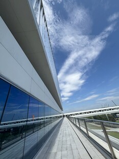 现代建筑外观与开阔天空