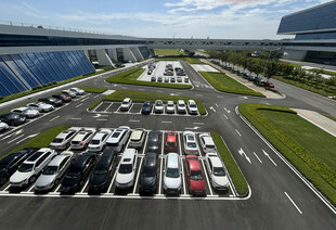 大型停车场全景