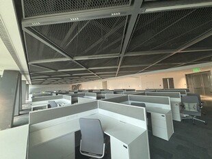 空旷办公区的整齐工位