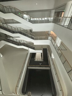 现代建筑内部多层楼梯景观