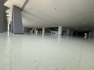 空旷室内地面与立柱场景