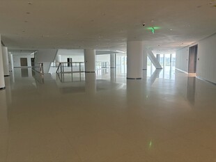 空旷明亮的现代化室内空间