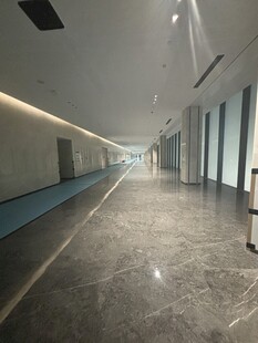 现代宽敞的室内走廊空间