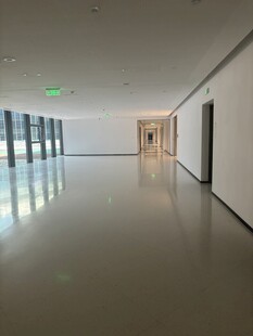 宽敞明亮的现代化空旷走廊