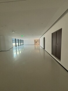 空旷明亮的现代化走廊