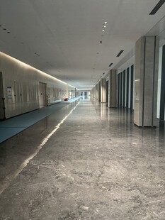 现代宽敞的室内走廊空间