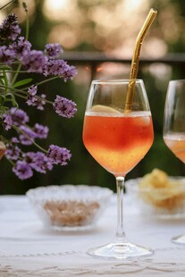 浪漫氛围下的美味鸡尾酒