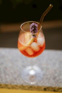 精致水果鸡尾酒特写