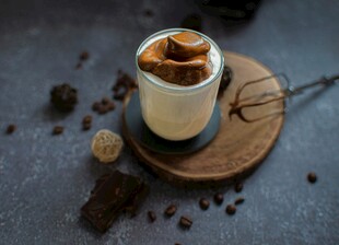 肉桂点缀的美味奶昔