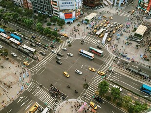 城市繁忙十字路口景象