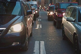 城市道路晚高峰拥堵景象