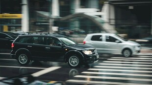 城市街道行驶的多辆汽车