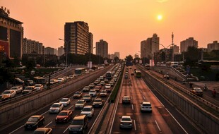 夕阳下城市繁忙交通景象