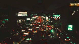 城市夜晚繁忙交通景象