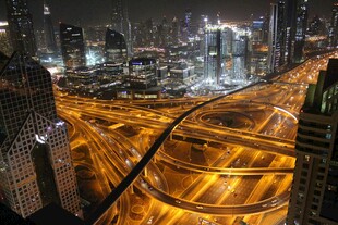城市璀璨夜景与繁忙交通