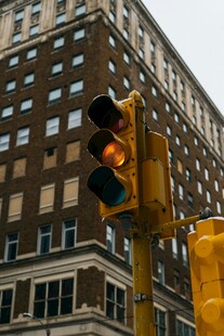 城市街头的交通信号灯