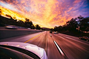 公路上的绚丽黄昏美景