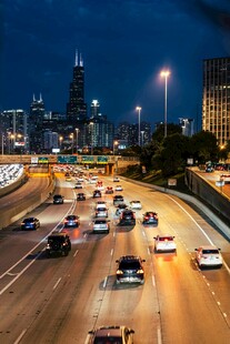 城市夜晚繁忙高速公路