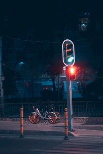 夜晚街边的交通信号灯