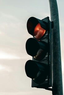 红灯亮起的交通信号灯
