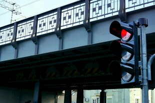 城市桥梁下的交通信号灯