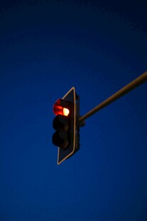 夜幕下的红色交通信号灯