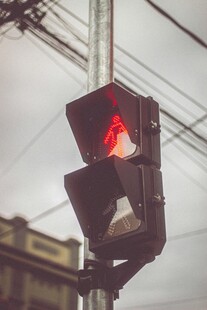 红灯亮起的交通信号灯
