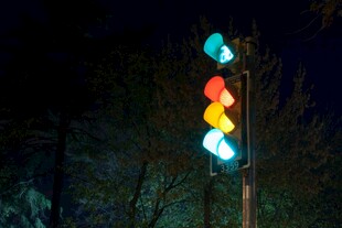 夜间多彩交通信号灯