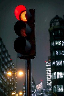 城市夜景中的红色交通信号灯