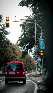 城市道路上的红色车辆行驶