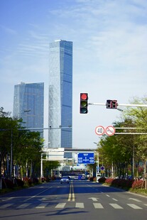 城市道路旁的摩天大楼景观