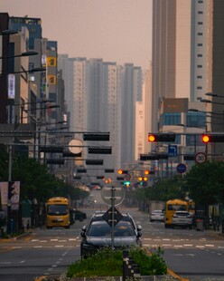 城市黄昏下的街道景象