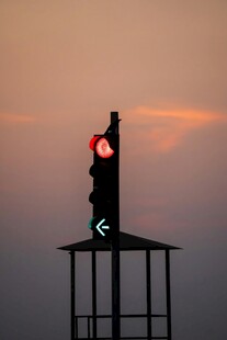 夕阳下的交通信号灯
