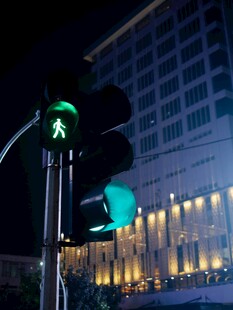 夜晚亮起的行人通行信号灯