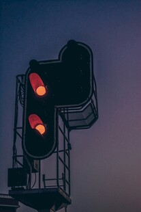 夜幕下的交通信号灯