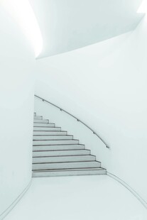 简约白色空间中的楼梯