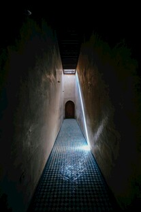 神秘幽长隧道光影景象