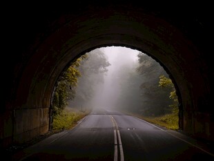 雾中隧道公路景象