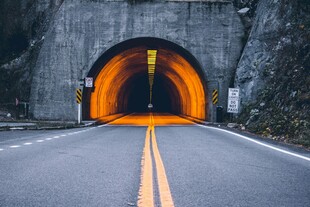 公路尽头的隧道之光