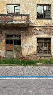 废弃破旧房屋外观