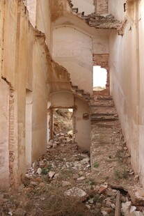 废弃破旧建筑内部景象