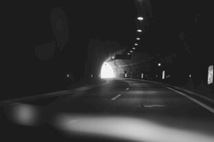 汽车穿行于黑暗隧道