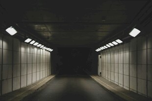 黑暗隧道中的明亮灯光