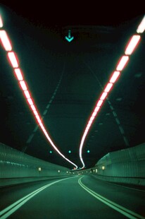 未来感霓虹隧道公路