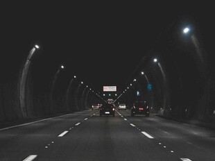 夜晚隧道内的行驶车辆